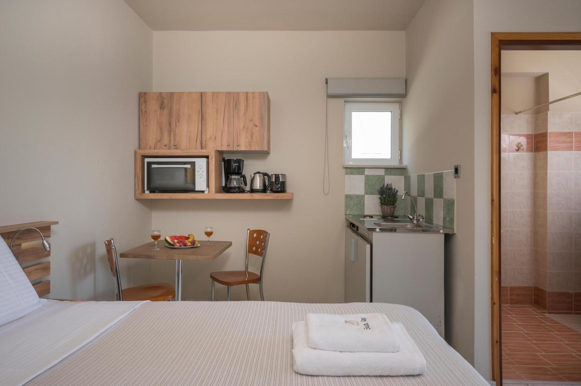 Sun Ray Luxury Apartments Agia Marina  Phòng bức ảnh